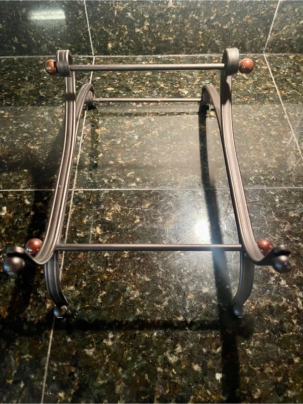 Two-tier towel stand